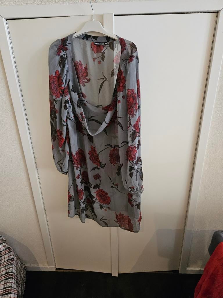 Vrouwelijke jurk merk superstar maat 44 rood grijs, Kleding | Dames, Jurken, Verzenden, Maat 46/48 (XL) of groter, Zo goed als nieuw
