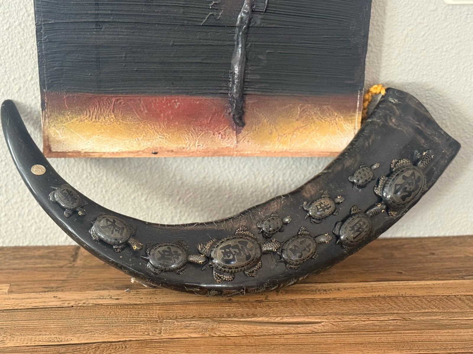 Decoratieve hoorn met schildpaddenmotief, Ophalen