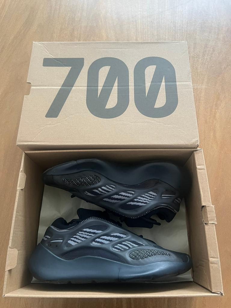 Yeezy 700 v3, Ophalen, Gedragen, Zwart, Sneakers of Gympen