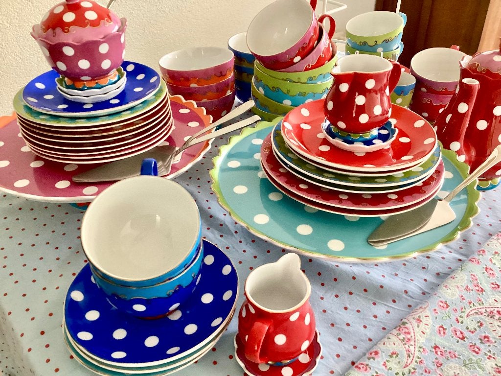Oilily stippen servies te huur, High Tea, polkadot, Ophalen, Gebruikt, Overige stijlen, Kop(pen) en/of Schotel(s)