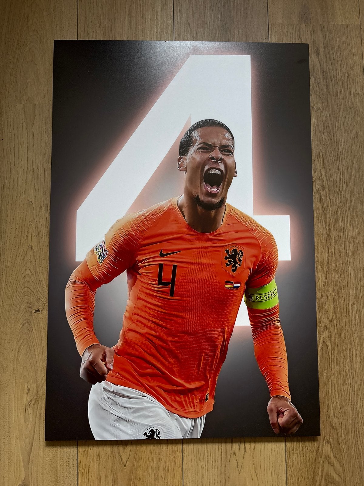 Virgil van Dijk poster - Oranje - Voetbal, 50 – 75, Minder dan 50 cm, Ophalen of Verzenden, Zo goed als nieuw