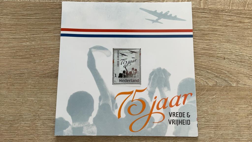 Zilveren postzegel 75 jaar vrede & vrijheid, Postzegels en Munten, Postzegels | Nederland, Ophalen of Verzenden