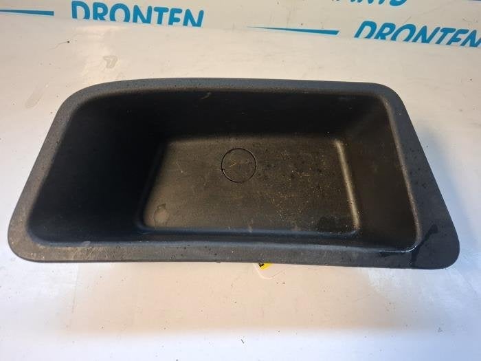 Opbergvak van een Alfa Romeo Stelvio, Gebruikt, -, Verzenden, -