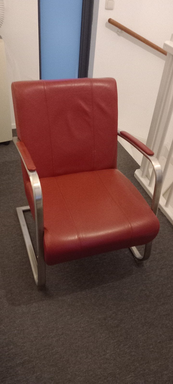 Comfortabele rode fauteuil met metalen frame, Ophalen, Gebruikt, Leer, Rood