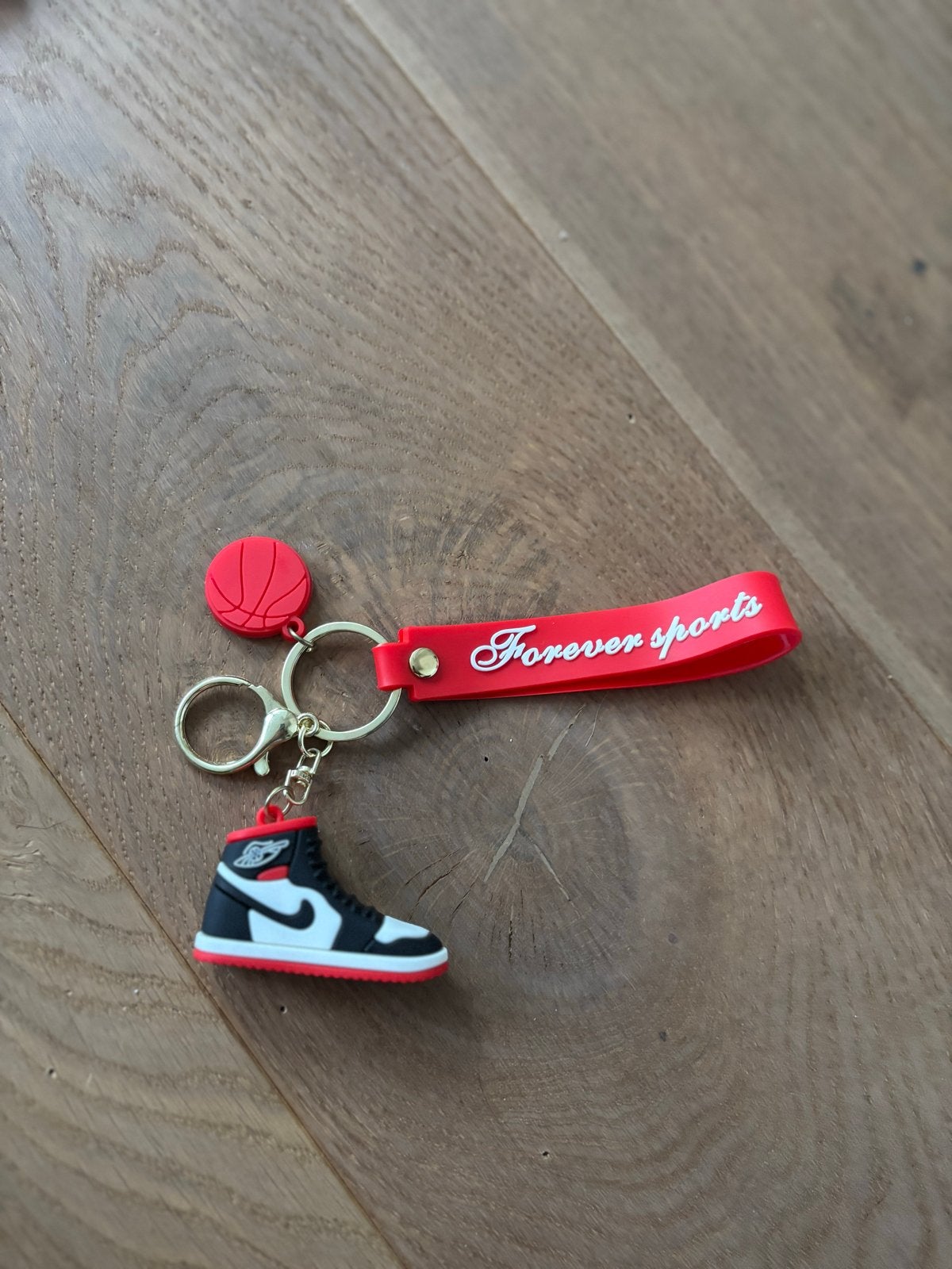 Sleutelhanger sneaker met basketbal en 'Forever Sports', Ophalen of Verzenden, Nieuw, Sport