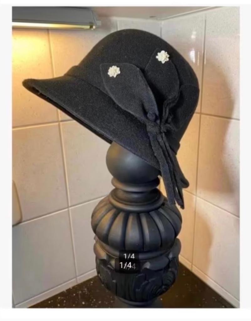Sjieke Zwarte hoed, vilt met witte bloempjes, bolvormig, Nieuw, X, One size fits all, Ophalen of Verzenden