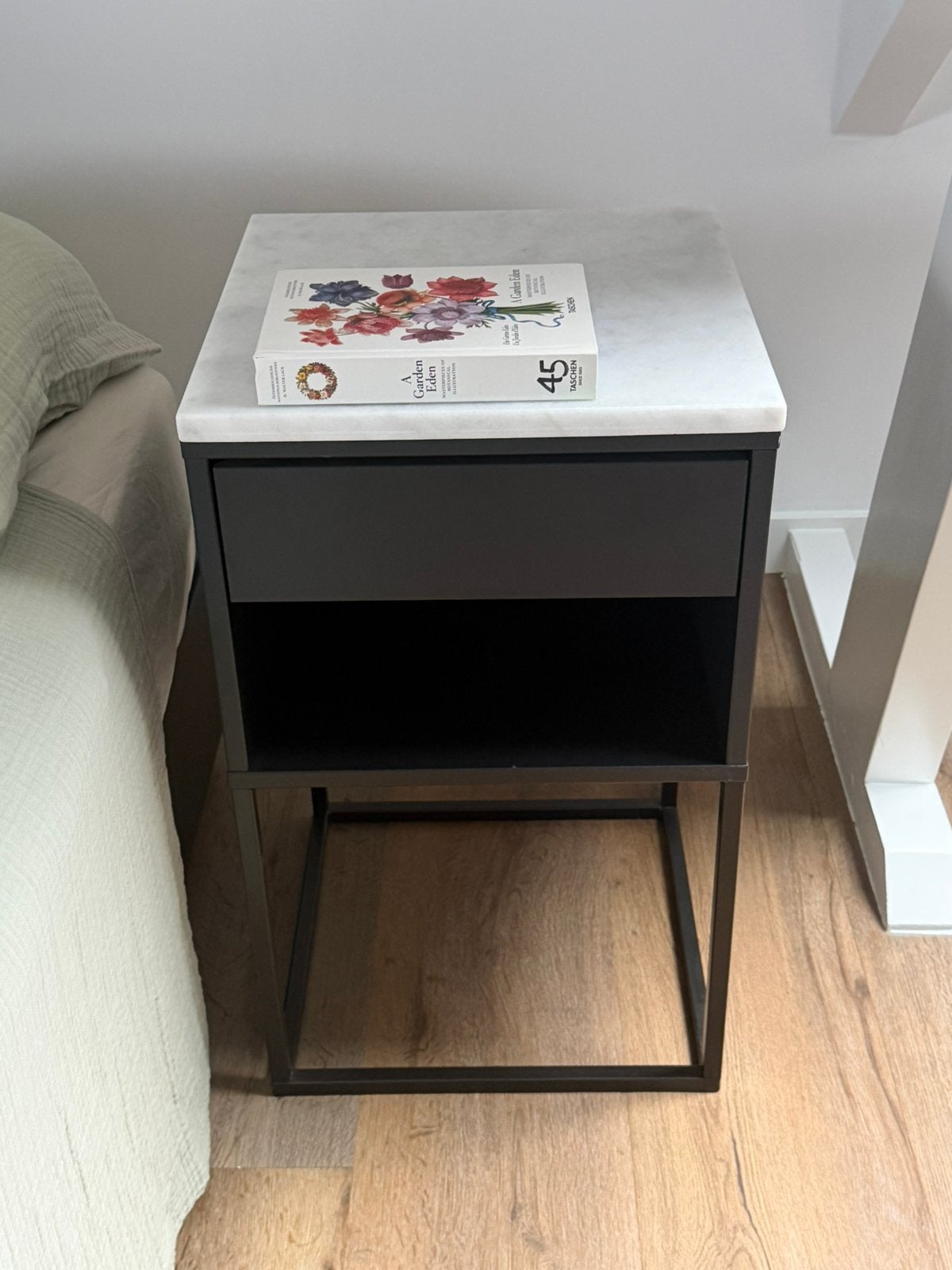 Twee leuke nachtkastjes met marmeren blad, Ophalen of Verzenden, Zo goed als nieuw, Minder dan 45 cm