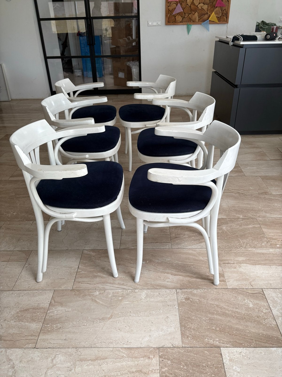 Set van 6 houte witte cafestoelen met donkerblauwe kussens, Ophalen, Gebruikt, Wit, Vijf, Zes of meer stoelen