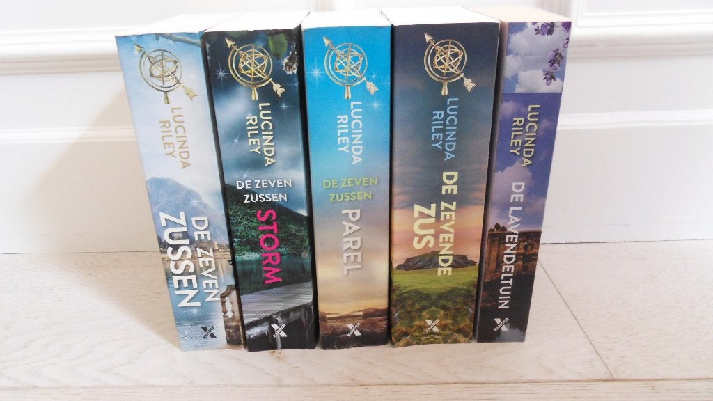 5x Lucinda Riley : De zeven zussen / Storm / Parel / De zeve, Boeken, Ophalen of Verzenden, Gelezen, Lucinda Riley