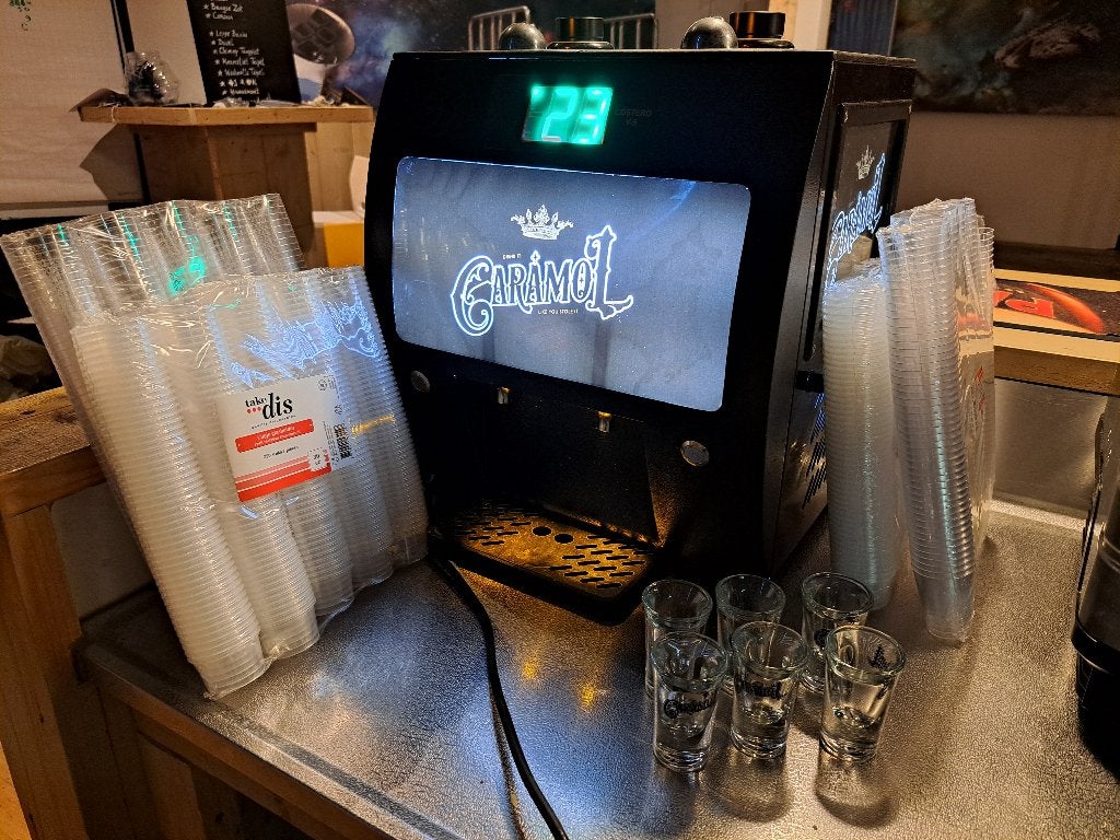 Caramol caramel likeur Shot Machine met borrelglaasjes, Ophalen, Minder dan 75 liter, Zonder vriesvak, Gebruikt