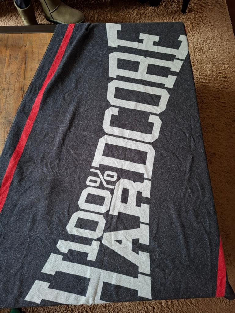 100% Hardcore strandlaken met een afmeting van 100 x 170 cm, Ophalen of Verzenden, Zo goed als nieuw, Zwart, Handdoek