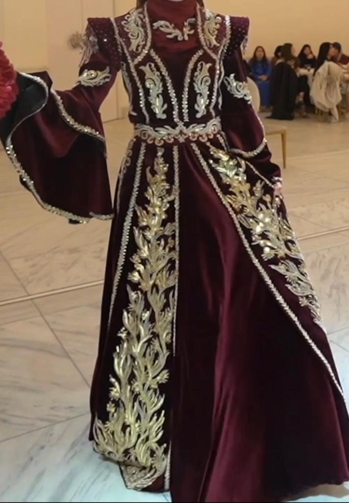 bordeauxrode kaftan met gouden borduursels, Galajurk, Ophalen of Verzenden, Zo goed als nieuw, Maat 36 (S)