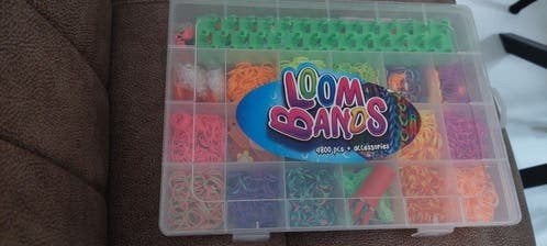DOOS LOOM ELASTIEKJES EN LOOM-BORD EN ..., Hobby en Vrije tijd, Fantasie, Gebruikt, Gereedschap of Toebehoren, Meerkleurig