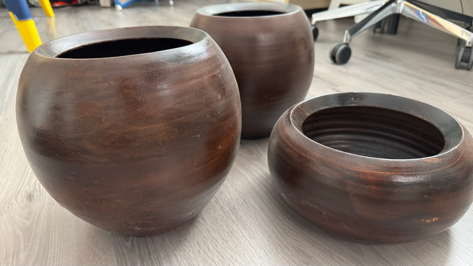 3 Terracotta Bloempotten Houtskleur, Tuin en Terras, Bloembakken en Plantenbakken, Ophalen, Steen, Gebruikt, Minder dan 30 cm