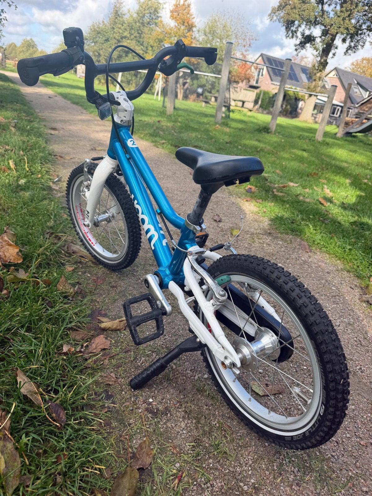 Woom 2 kinderfiets met standaard - Blauw, Ophalen of Verzenden, Gebruikt, Velgrem, 16 tot 20 inch