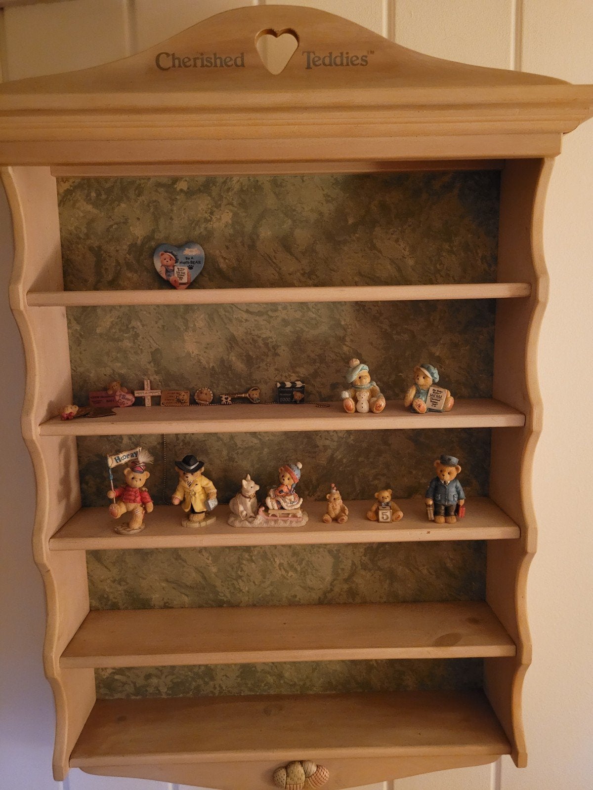 Cherished Teddies wandkast met beeldjes en broches, Ophalen, Zo goed als nieuw, Beeldje, Cherished Teddies