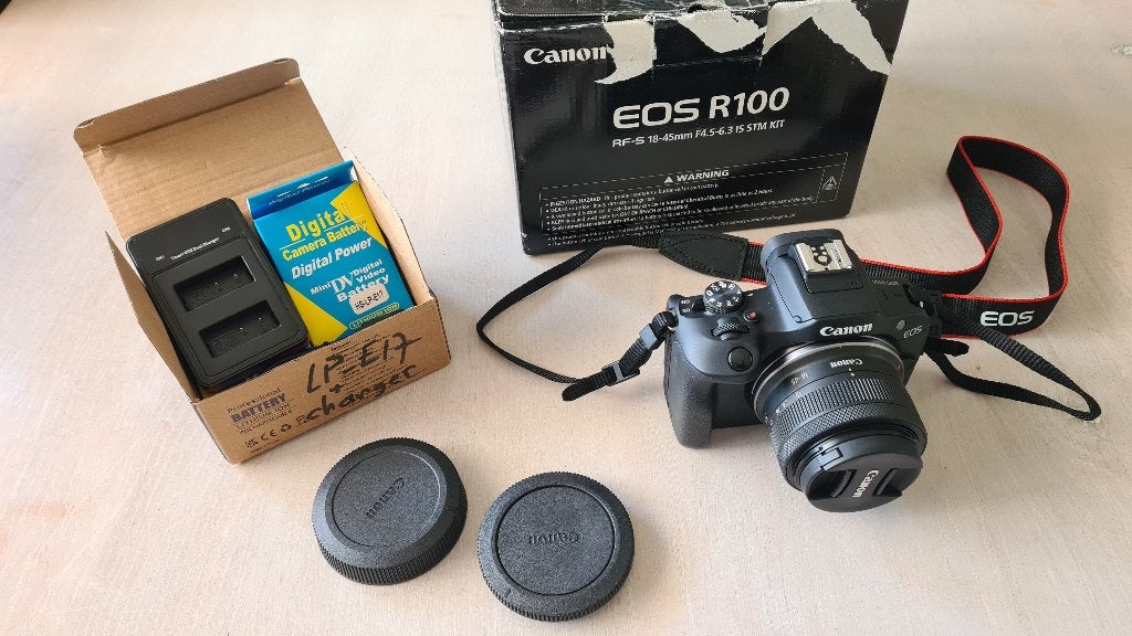 Canon EOS R100 met RF-S 18-45mm lens, Ophalen, Canon, Ingebouwde flitser, Zo goed als nieuw