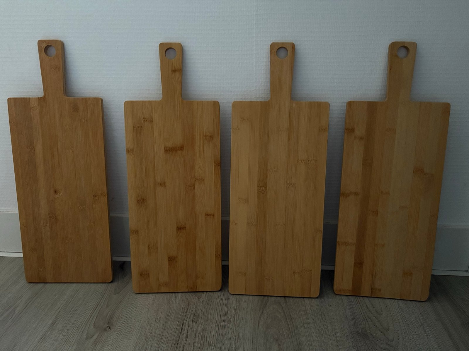 4 stuks bamboe borrelplanken / serveerplanken merk blomus, Hout, Snij-/serveerplank, Ophalen of Verzenden, Zo goed als nieuw