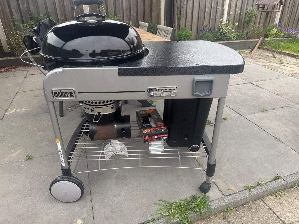 Weber Performer Deluxe GBS 57 cm with accessories, Tuin en Terras, Houtskoolbarbecues, Ophalen, Zo goed als nieuw, Weber, Met accessoires