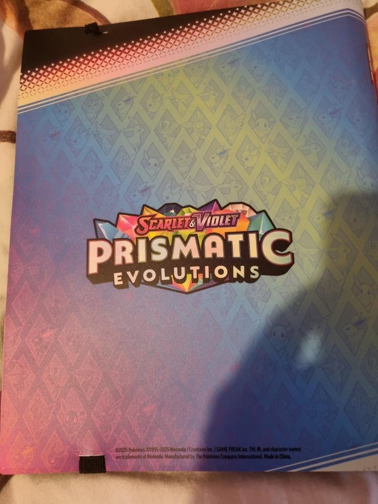 Pokémon Scarlet & Violet Prismatic Evolutions Map, Ophalen of Verzenden, Nieuw, Overige typen