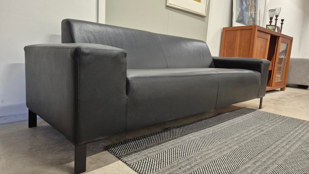 Zwarte leren Gelderland 6511 top design bank in nieuwstaat!!, Huis en Inrichting, Banken | Bankstellen, Modern design, Gelderland 6511, zwart leer 3 zits