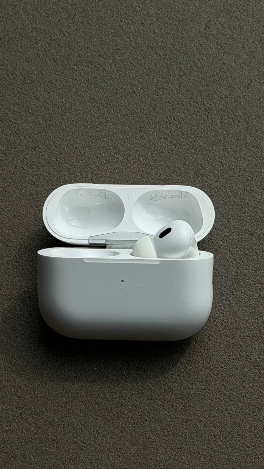 AirPods Pro 2 (lightning) with right earphone, Telecommunicatie, Ophalen, Zo goed als nieuw