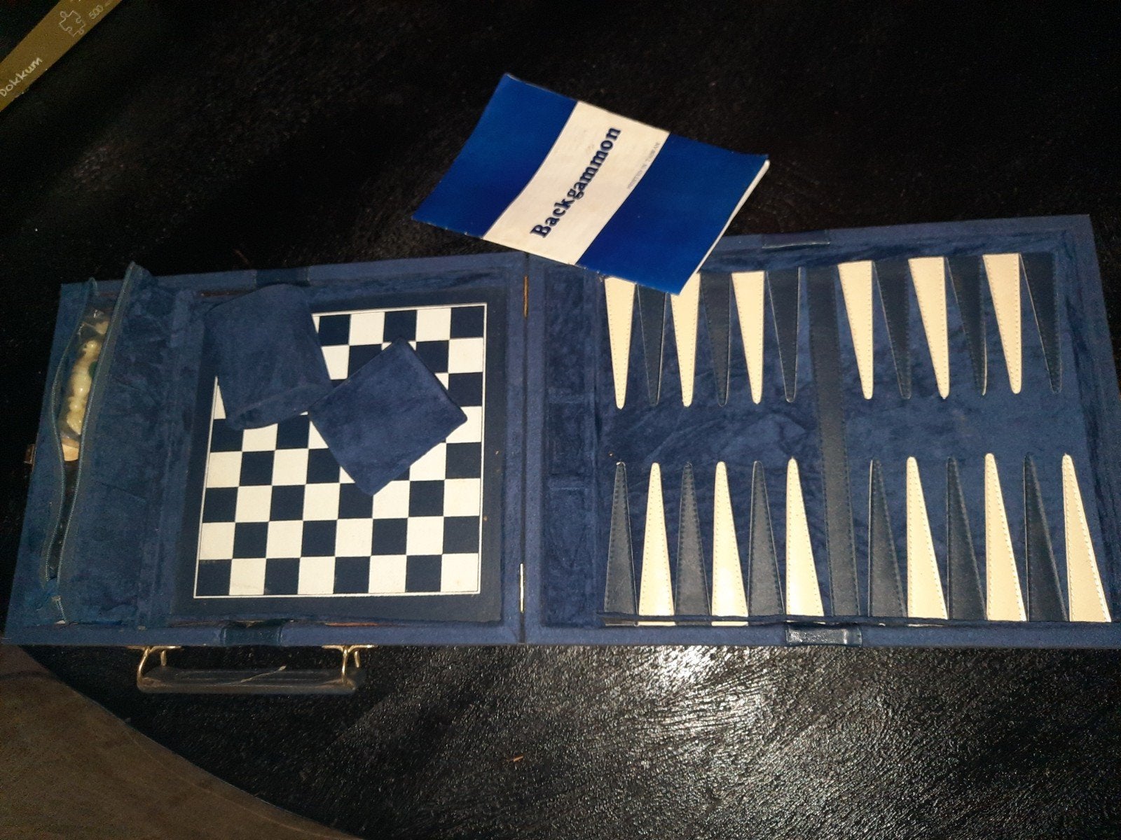 Backgammon en Schaak Reisspel in Blauwe Koffer, Een of twee spelers, Ophalen of Verzenden, Gebruikt, Reisspel