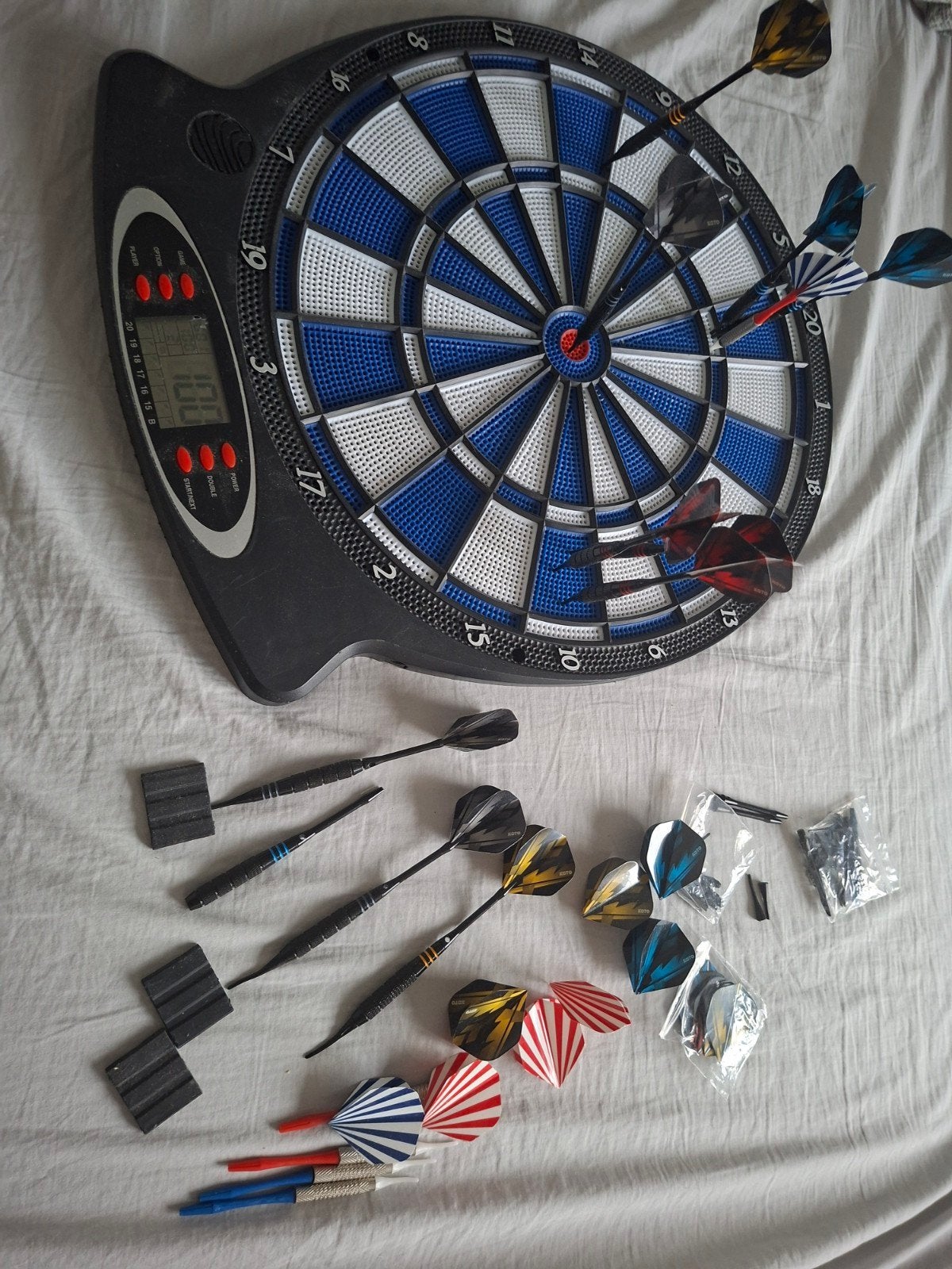 Elektronisch dartbord met pijlen en accessoires, Ophalen of Verzenden, Gebruikt, Dartbord met pijlen, Elektronisch