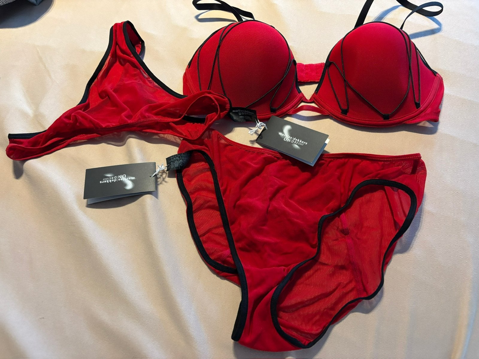 Nieuwe 3 delig set, bh 85C/slip L string L Marlies Dekkers, Ophalen of Verzenden, Rood, Setje