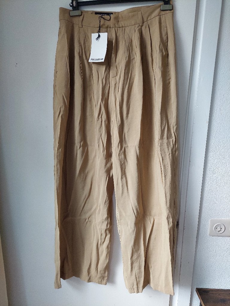 Broek Pull Bear maat 42 nieuw, Kleding | Dames, Broeken en Pantalons, Beige, Maat 42/44 (L), Nieuw, Ophalen of Verzenden