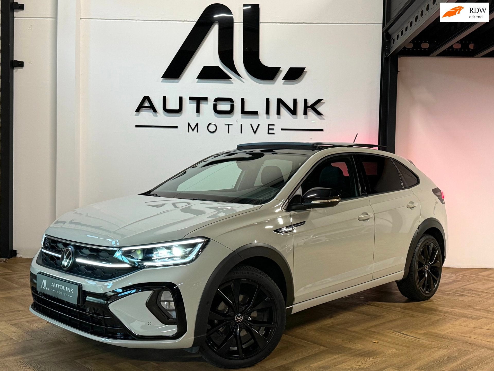 Volkswagen Taigo 1.5 TSI 3xR-Line PANO CAM CARPLAY IQ Ascot, Automaat, Dealer onderhouden, Stof, Gebruikt