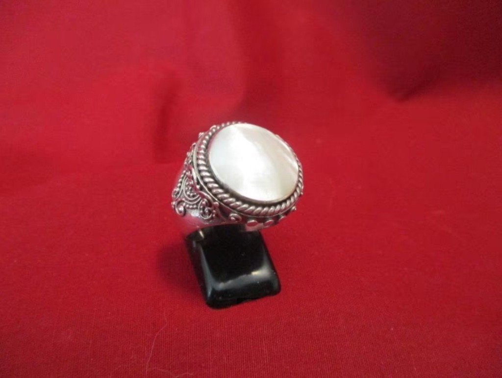 Vintage Balinese ring met parelmoer cabochon, Verzenden, 19 tot 20, Nieuw, Dame of Heer
