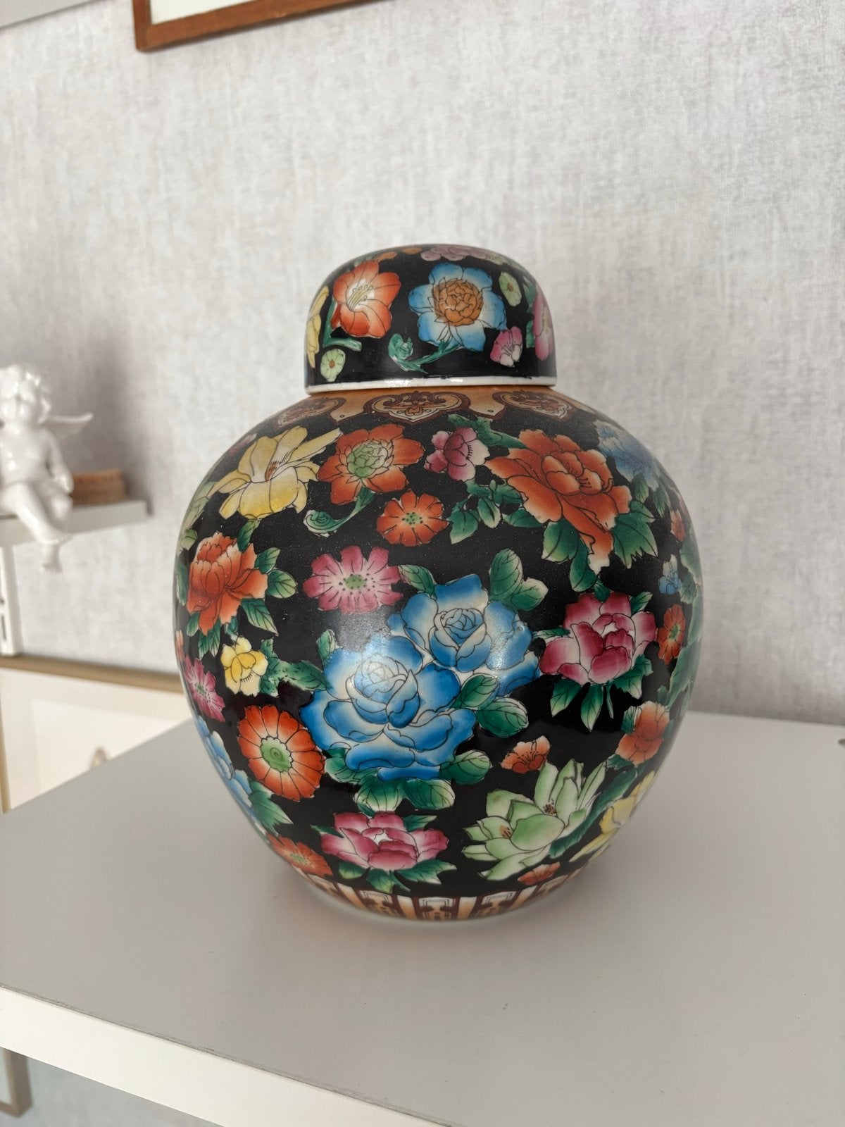Zeldzame Chinese dekselpot vaas Urn, zwart met bloemen, Antiek en Kunst, Ophalen of Verzenden