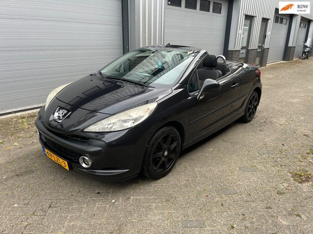 Peugeot 207 CC 1.6 VTi! Airco! 166DKM! Scherm radio! Boekjes, Auto's, Peugeot, Voorwielaandrijving, Gebruikt, Zwart, Cabriolet