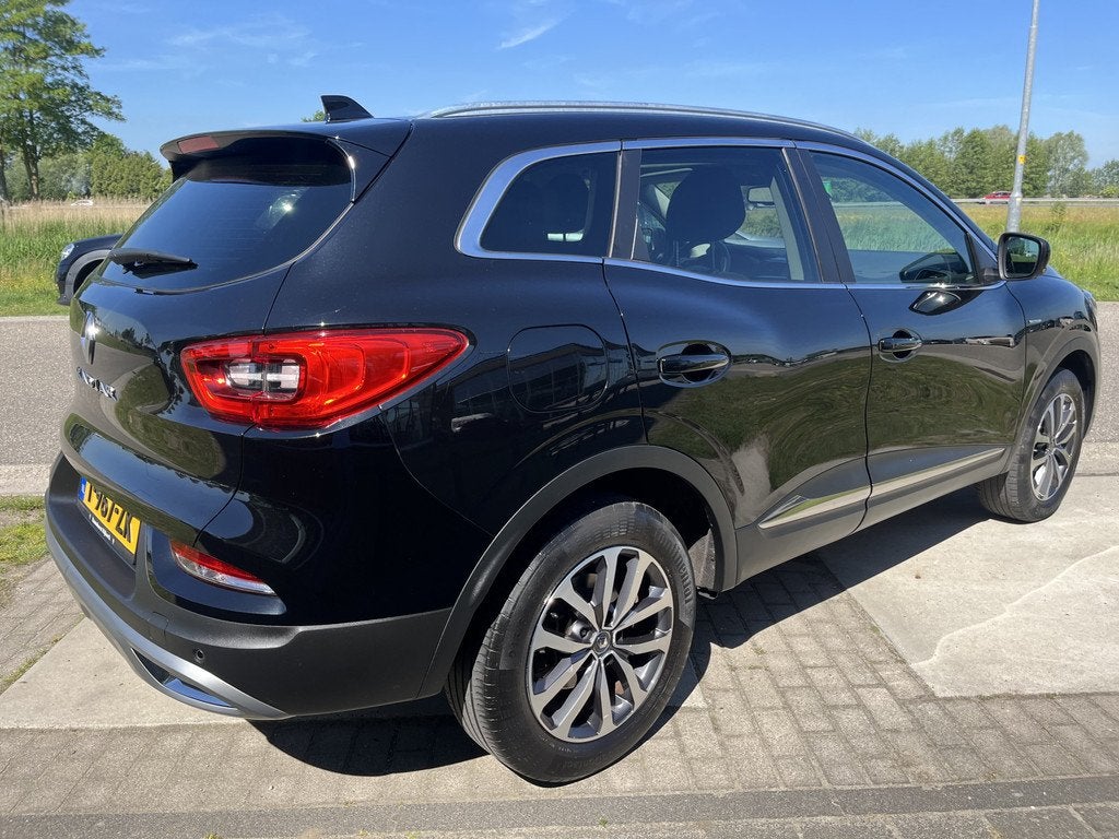 Renault Kadjar 1.3 TCe Limited 140PK / Panorama-dak / Stoelv, Auto's, Gebruikt, 4 cilinders, Leder en Stof, Zwart
