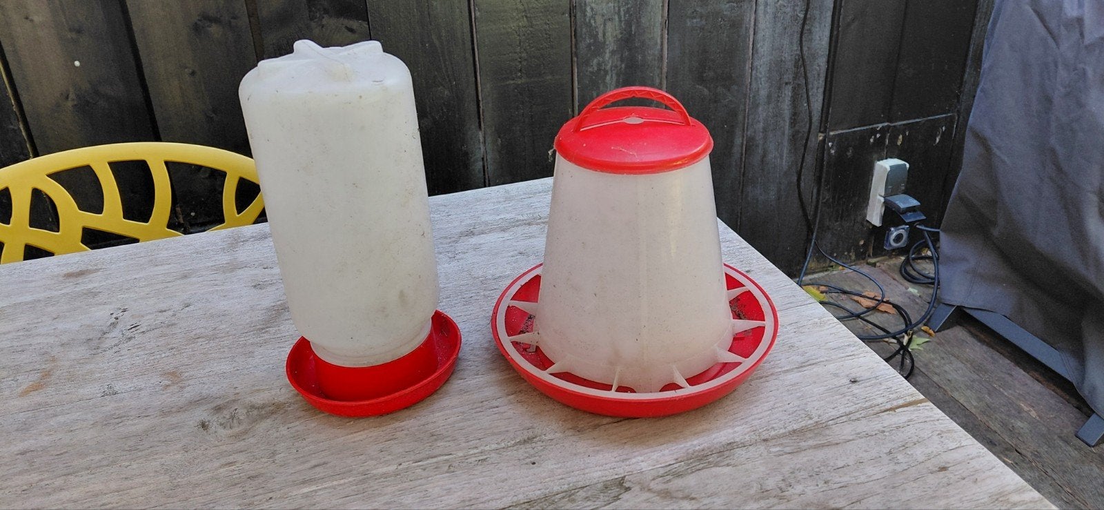 kuikentjes voerbakje en drinkbak, Ophalen, Zo goed als nieuw, Drinken en Voederen