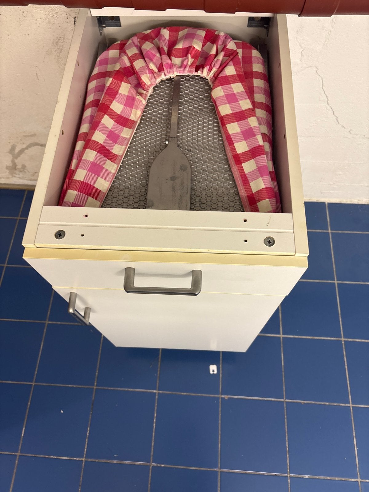 Vintage  Strijkplank in ikea keuken onderkast -, Ophalen, Gebruikt