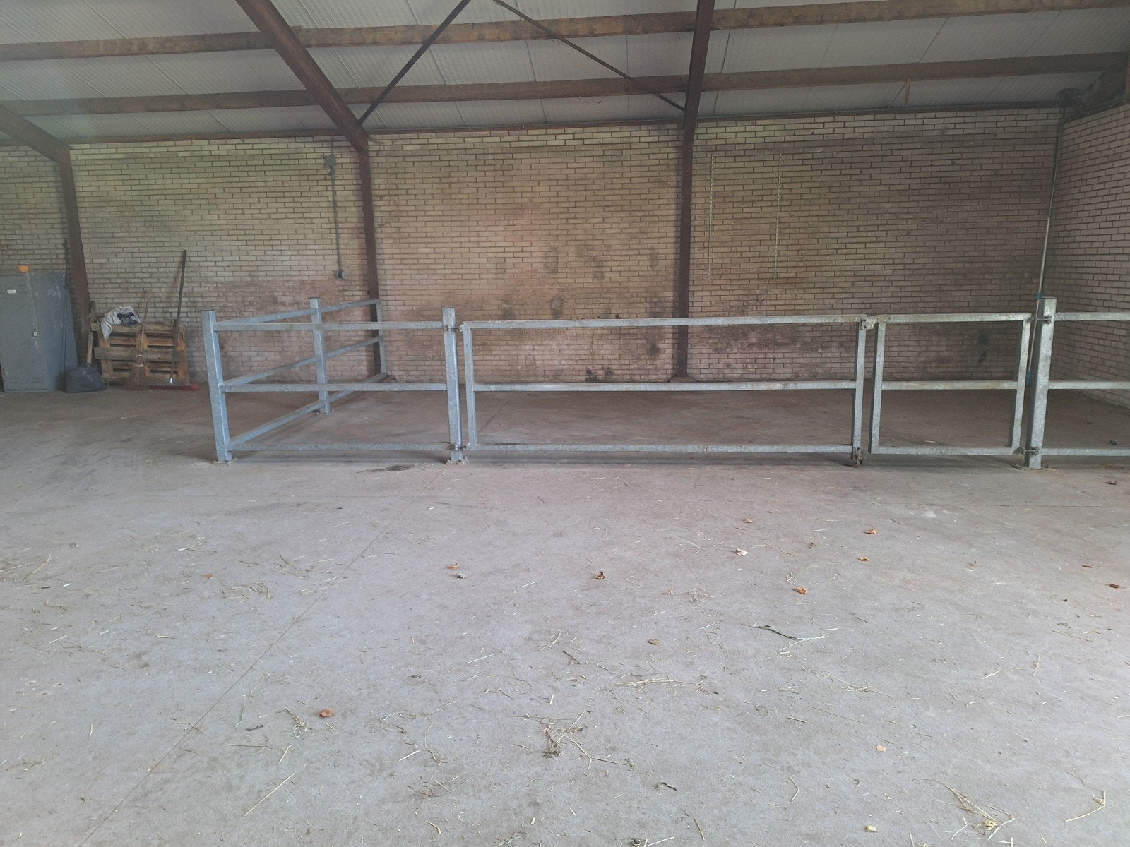 Loopstal, Dieren en Toebehoren
