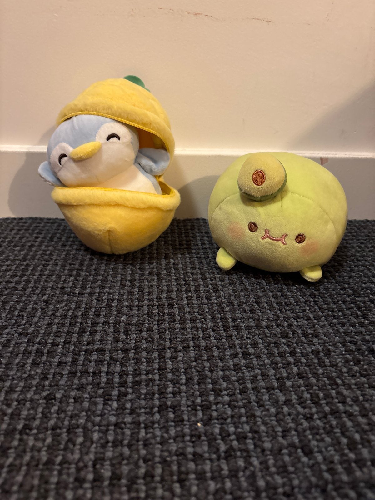 Miniso Pinguïn in Ananas en Avocado Knuffels, Kinderen en Baby's, Ophalen, Pinguïn, Overige merken, Geel