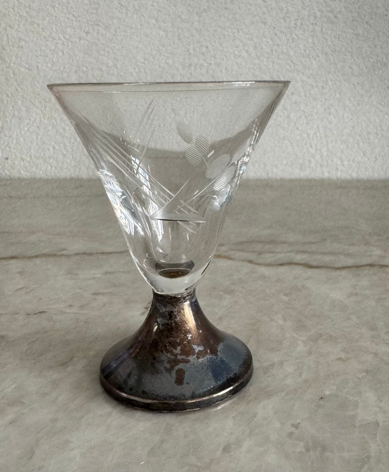 Geëtst glazen borrelglas met verkleurde voet, Antiek en Kunst, Ophalen of Verzenden