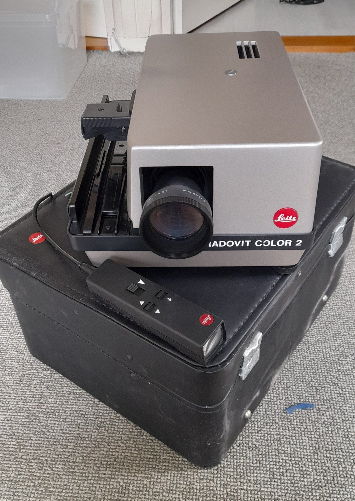 Leitz Pradovit Color 2 Diaprojector met 150mm lens en koffer, Ophalen, Gebruikt