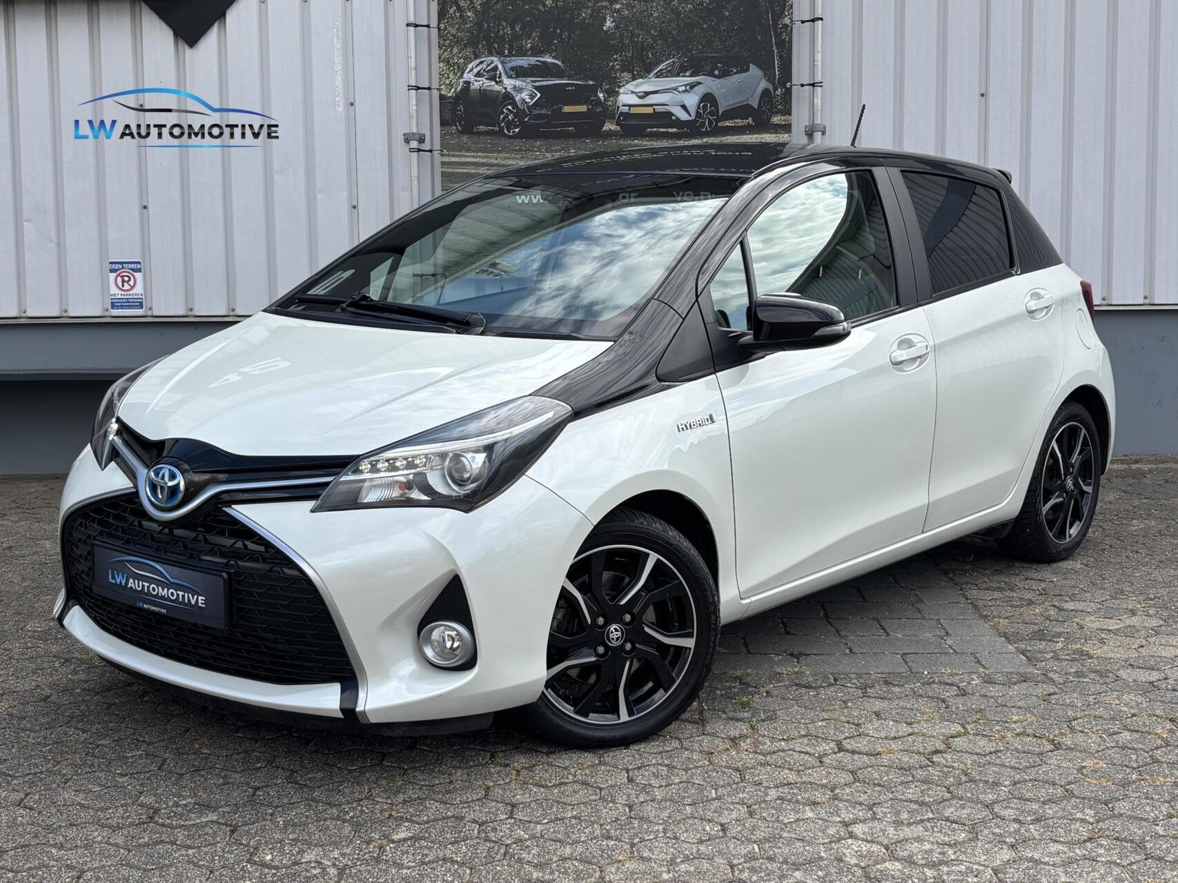 Toyota Yaris 1.5 Hybrid Dynamic Bi-Tone | Keyless | Trekhaak, Gebruikt, 4 cilinders, 1070 kg, Wit