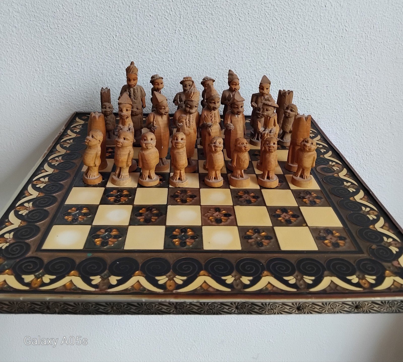 Uniek handgesneden schaakspel met houten bord, Een of twee spelers, Ophalen, Gebruikt