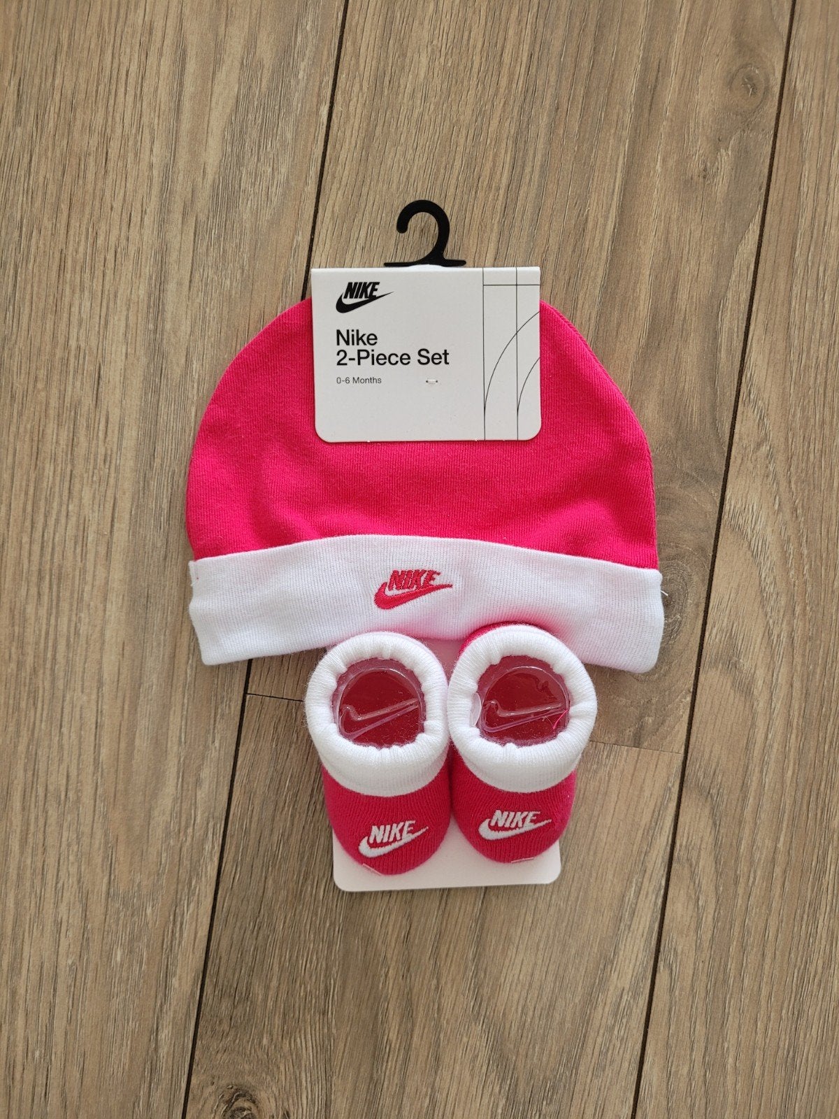 Originele en nieuw Nike 2-delige set muts en sokjes (0-6 mnd, Kinderen en Baby's, Ophalen of Verzenden, Nieuw, Nike, Jongetje of Meisje