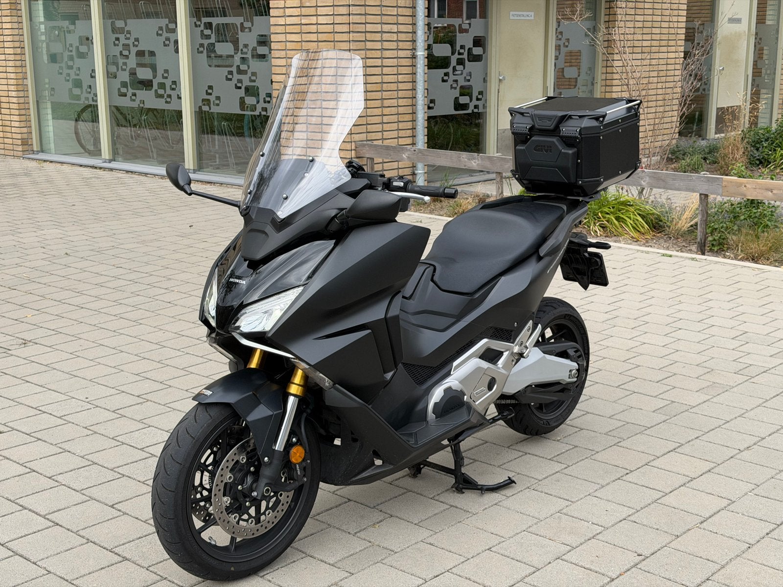 Honda Forza 750 – Akrapovič | GIVI koffer | Quad Lock, 750 cc, Occasion, Meer dan 35 kW, Minimaal motorrijbewijs A2