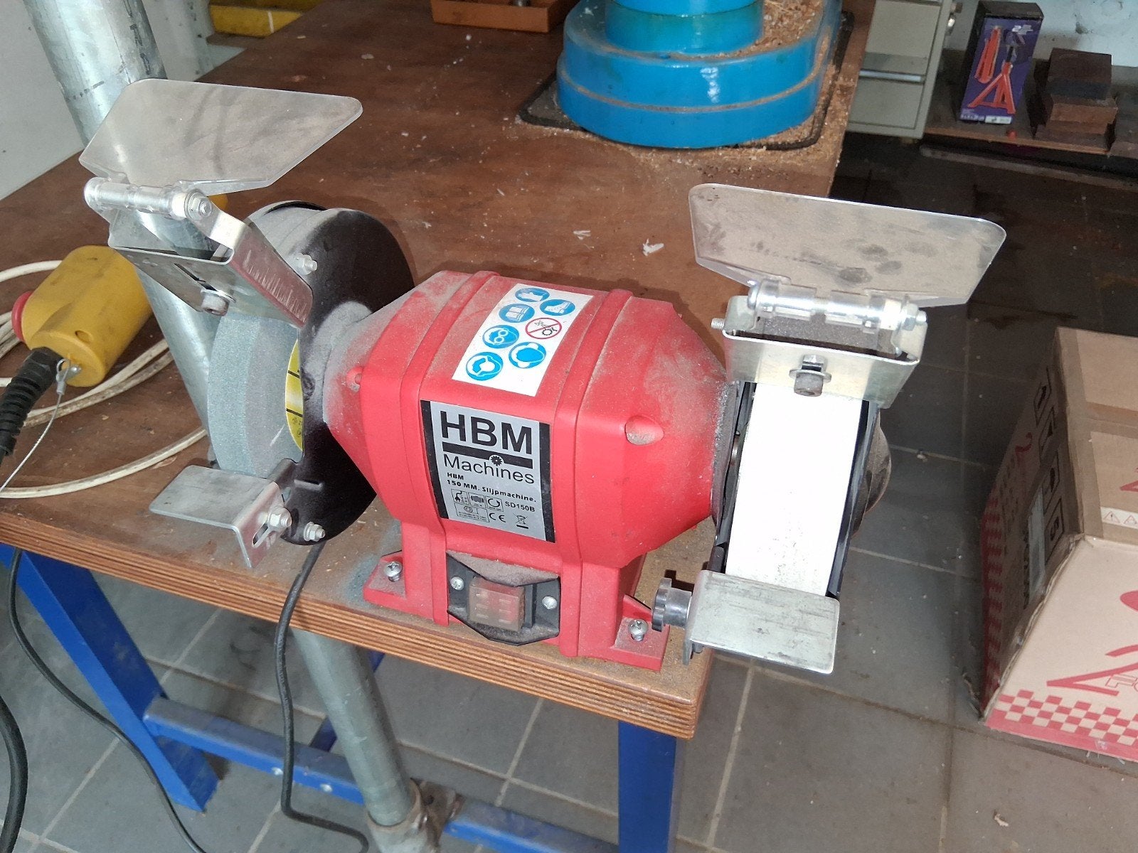 HBM Machines 150 MM. Slijpmachine SD150B, Ophalen, Gebruikt, Minder dan 700 watt, Werkbankslijpmachine