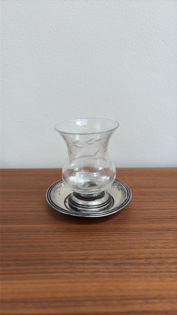 Antiek Engels zoutvaatje glas op zilveren voet en schoteltje, Ophalen of Verzenden, Zilver