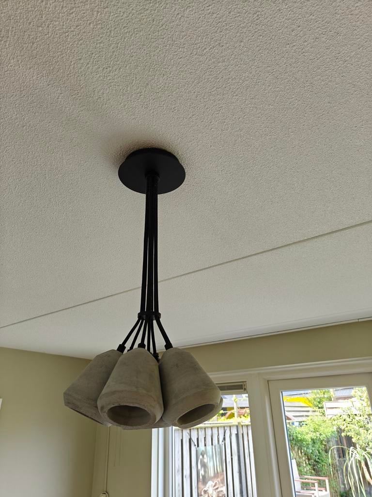 Moderne hanglamp met 7 betonnen kappen, Ophalen, 50 tot 75 cm, Overige materialen, Zo goed als nieuw