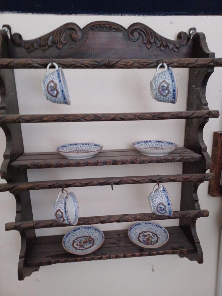 rek met kopjes/schoteltjes, Ophalen, Zo goed als nieuw, Hout, Cd's