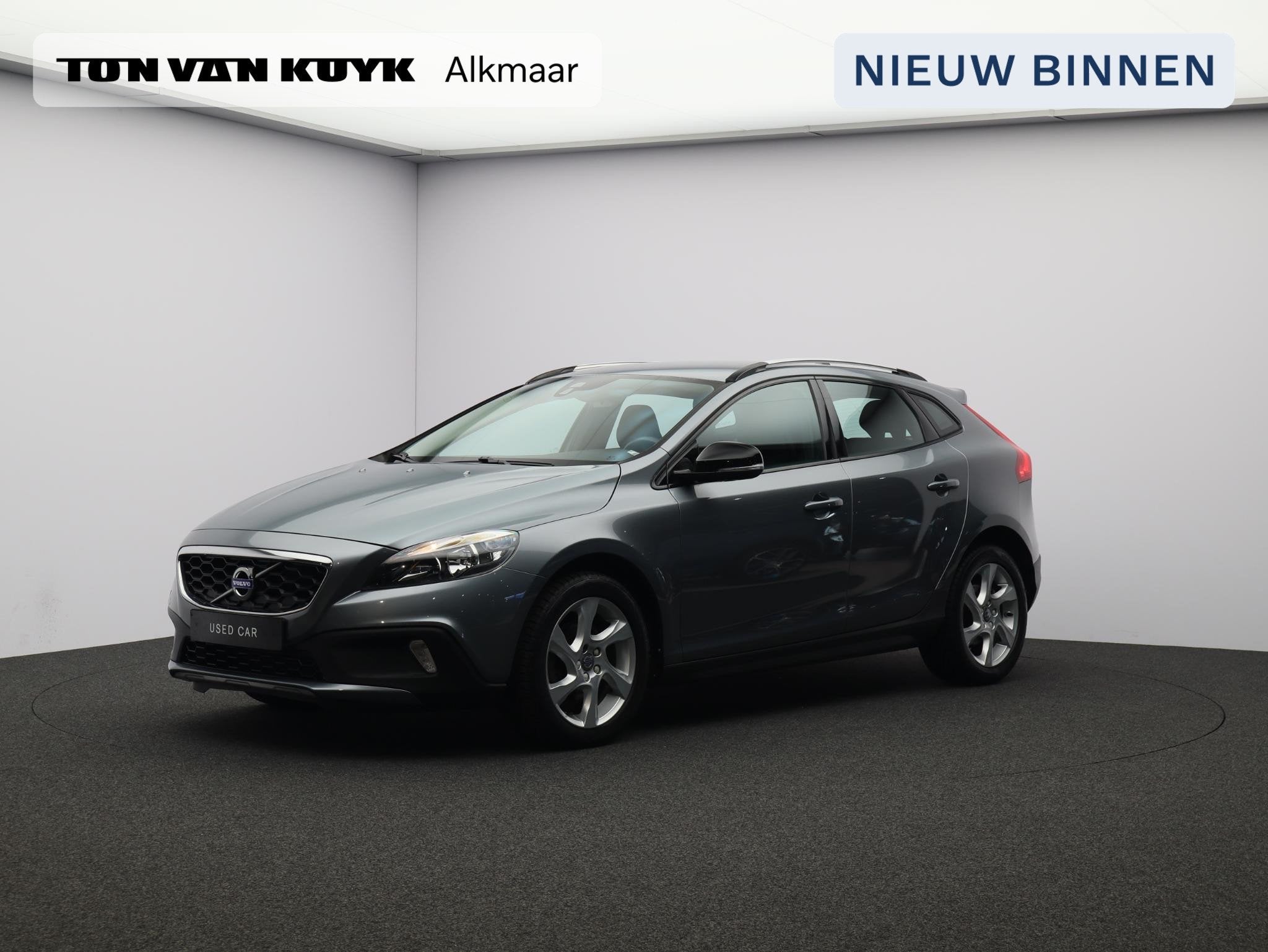 Volvo V40 Cross Country T4 180PK Momentum / Trekhaak / 17" /, Auto's, Gebruikt, 4 cilinders, Automatische klimaatregeling, 179 pk